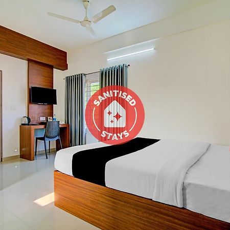 Hotel Vaccinated Staff- Capital O 74715 Phoenix Holidays Kochi Exterior foto