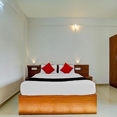 Hotel Vaccinated Staff- Capital O 74715 Phoenix Holidays Kochi Exterior foto