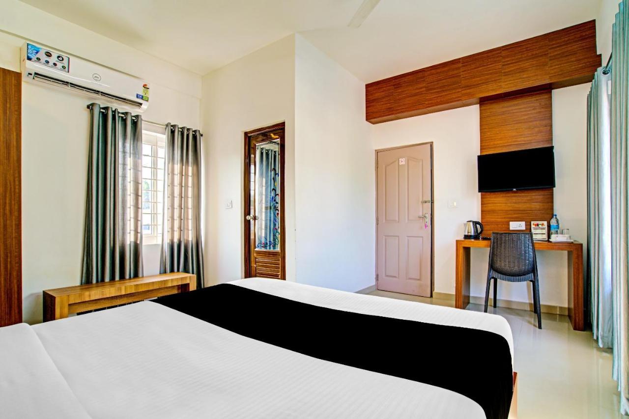 Hotel Vaccinated Staff- Capital O 74715 Phoenix Holidays Kochi Exterior foto