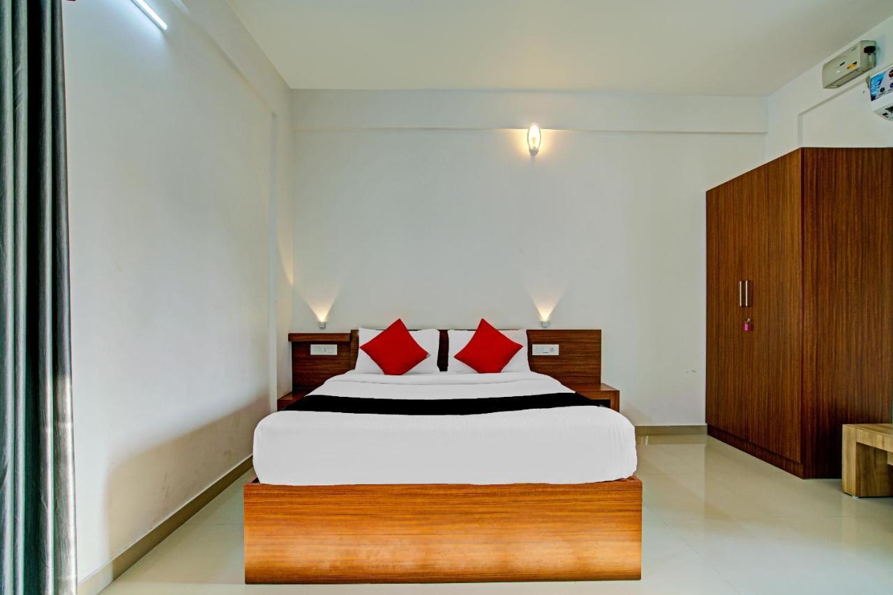 Hotel Vaccinated Staff- Capital O 74715 Phoenix Holidays Kochi Exterior foto