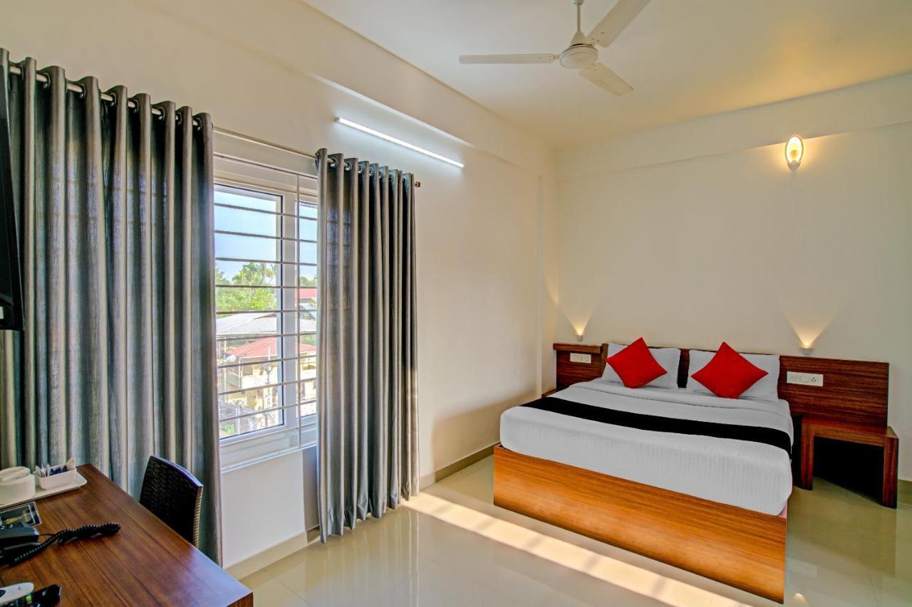 Hotel Vaccinated Staff- Capital O 74715 Phoenix Holidays Kochi Exterior foto