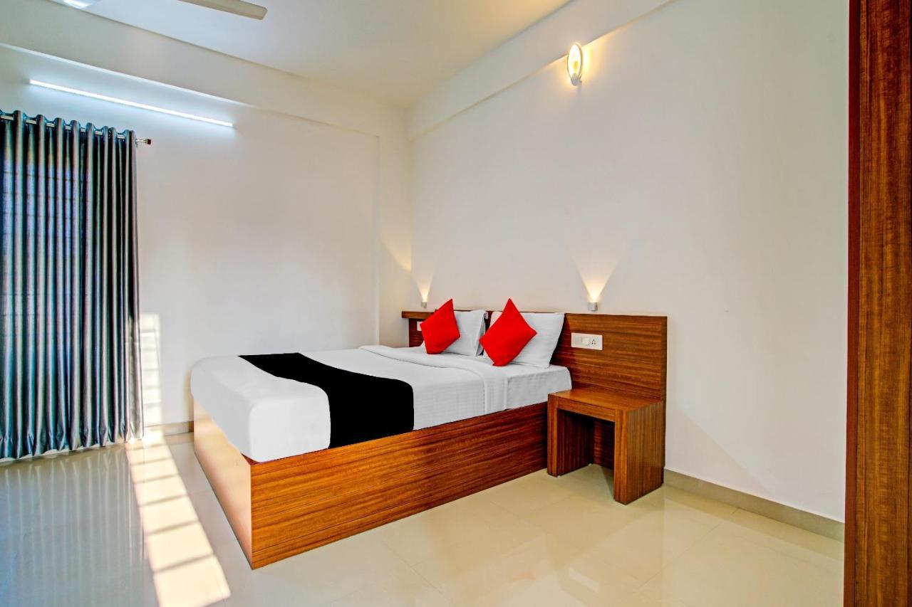 Hotel Vaccinated Staff- Capital O 74715 Phoenix Holidays Kochi Exterior foto