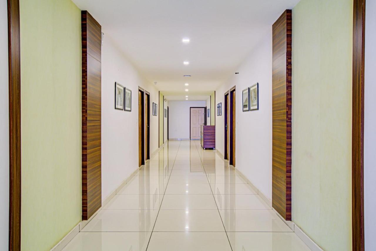 Hotel Vaccinated Staff- Capital O 74715 Phoenix Holidays Kochi Exterior foto