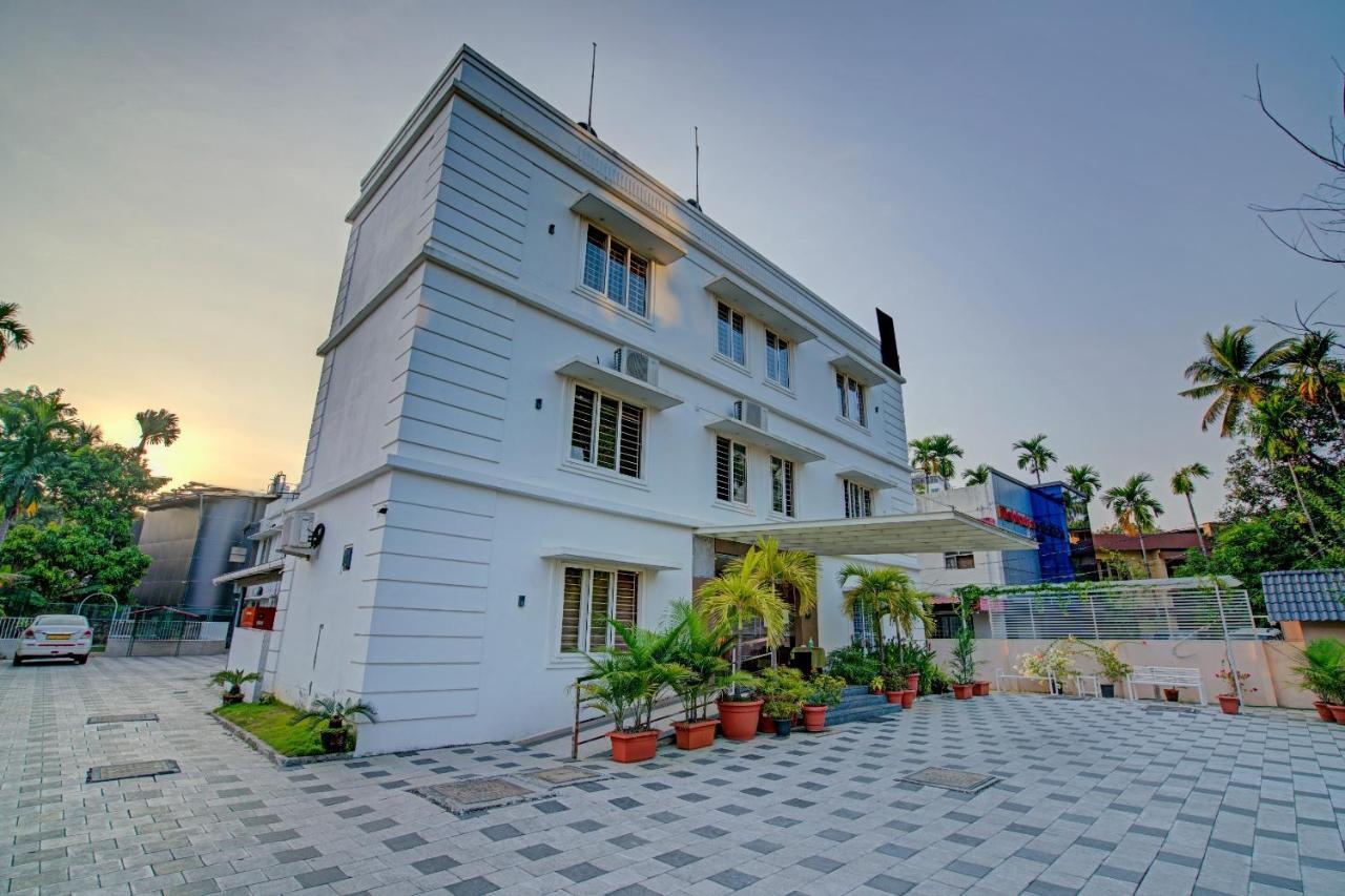 Hotel Vaccinated Staff- Capital O 74715 Phoenix Holidays Kochi Exterior foto