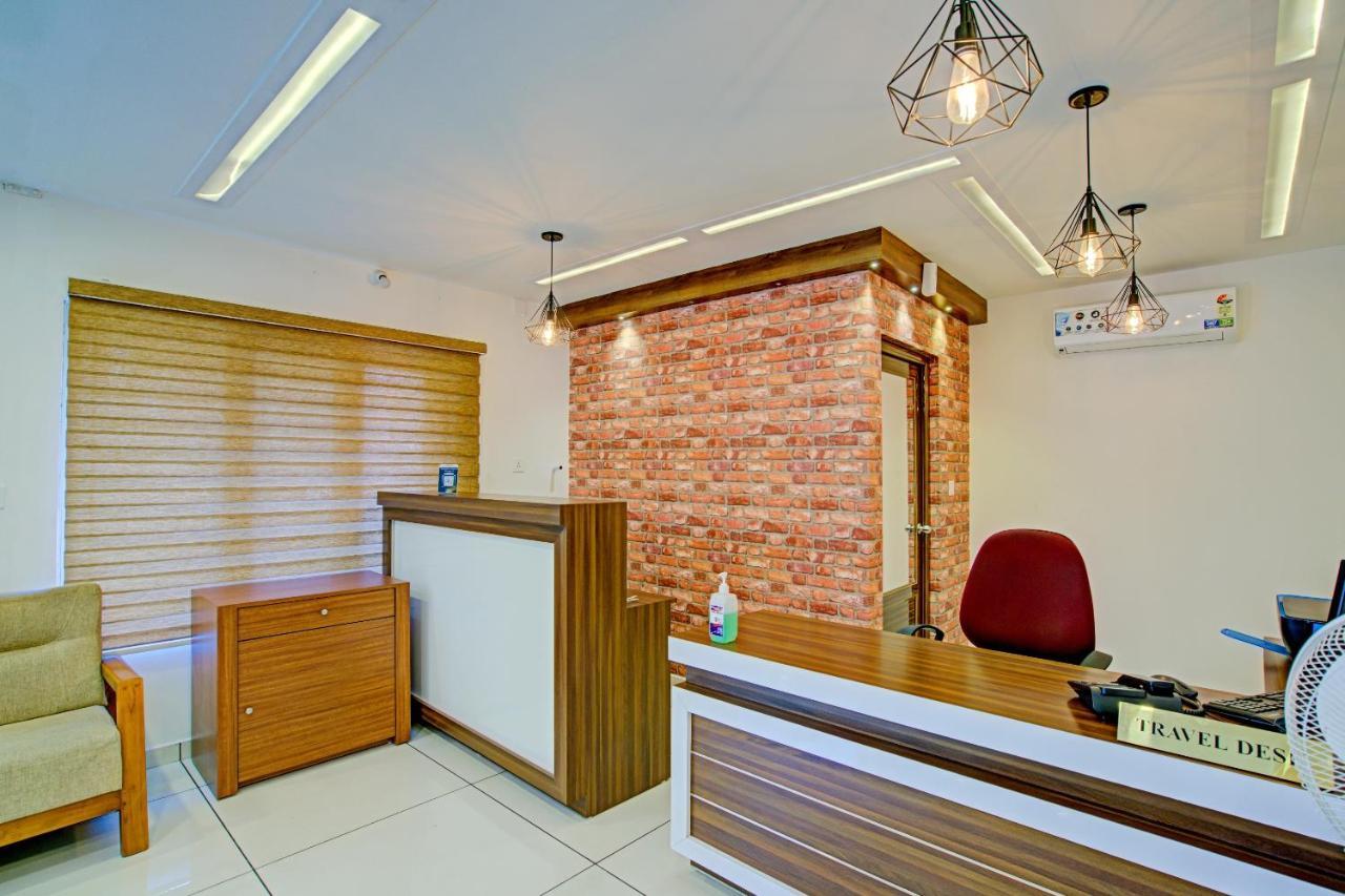 Hotel Vaccinated Staff- Capital O 74715 Phoenix Holidays Kochi Exterior foto