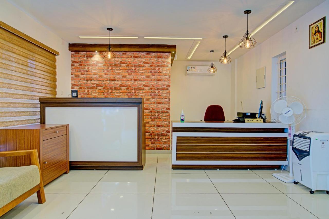 Hotel Vaccinated Staff- Capital O 74715 Phoenix Holidays Kochi Exterior foto