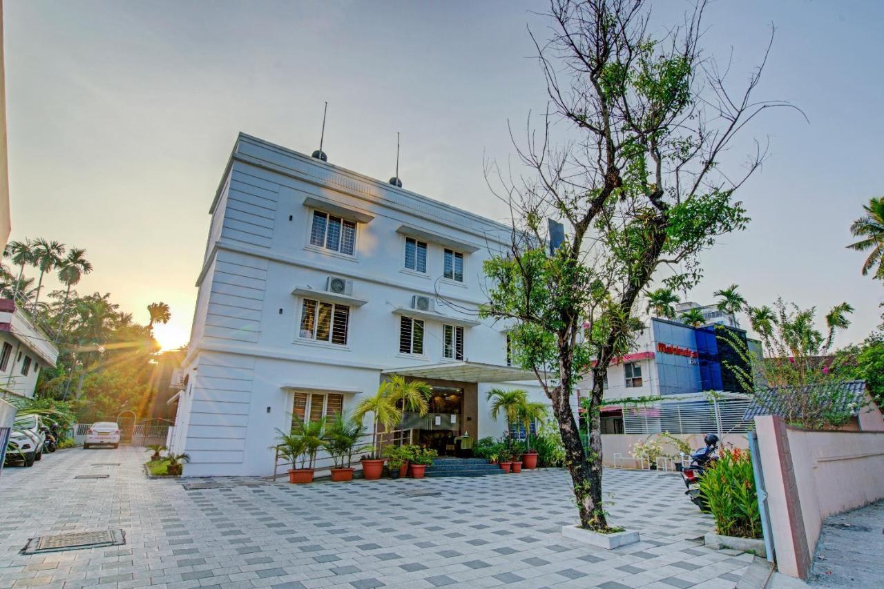 Hotel Vaccinated Staff- Capital O 74715 Phoenix Holidays Kochi Exterior foto