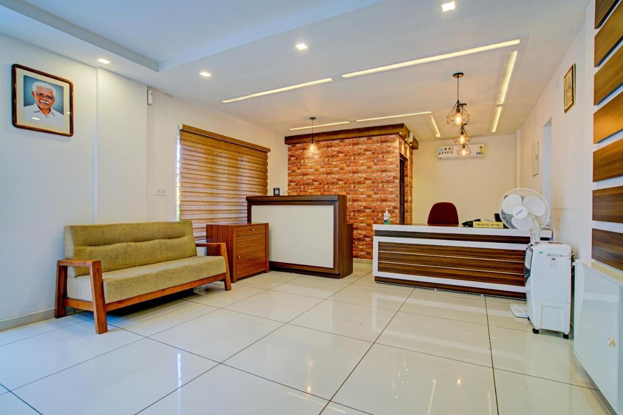 Hotel Vaccinated Staff- Capital O 74715 Phoenix Holidays Kochi Exterior foto