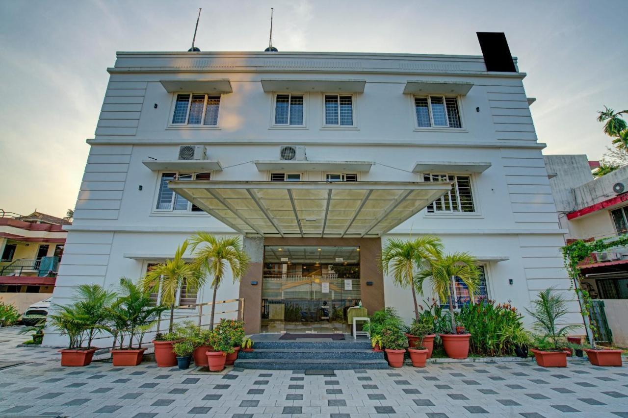 Hotel Vaccinated Staff- Capital O 74715 Phoenix Holidays Kochi Exterior foto